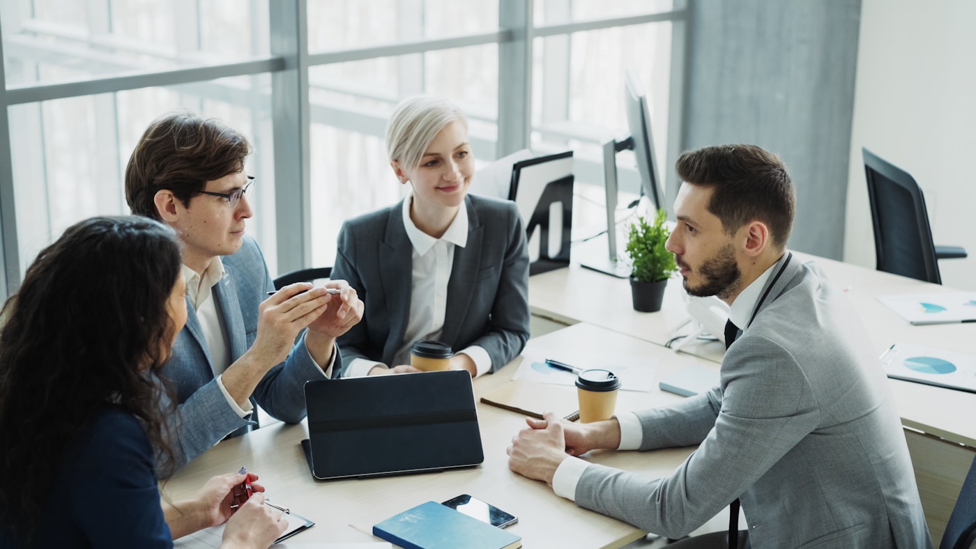 Echipa UNISIM-SOFT într-o sesiune de consultanță